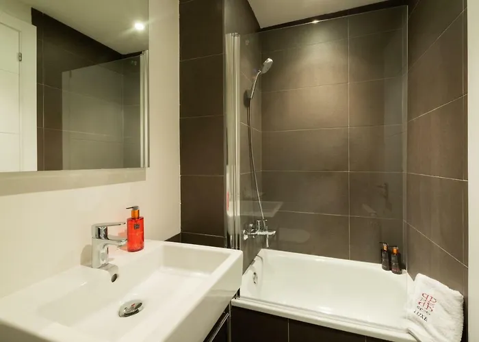 Petit Luxe Tobella Esquerra * Terrassa